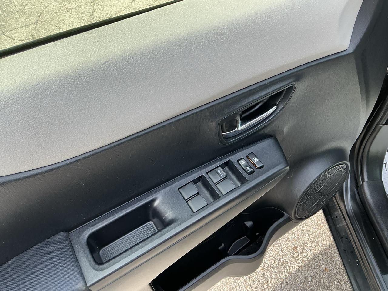 Toyota Yaris LE 5-Door AT 2013