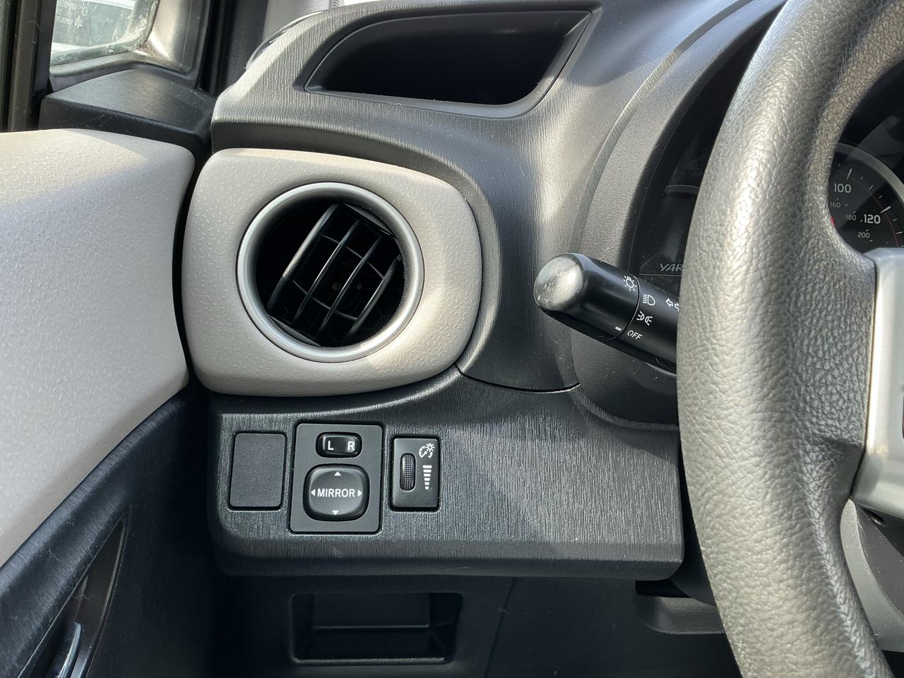Toyota Yaris LE 5-Door AT 2013