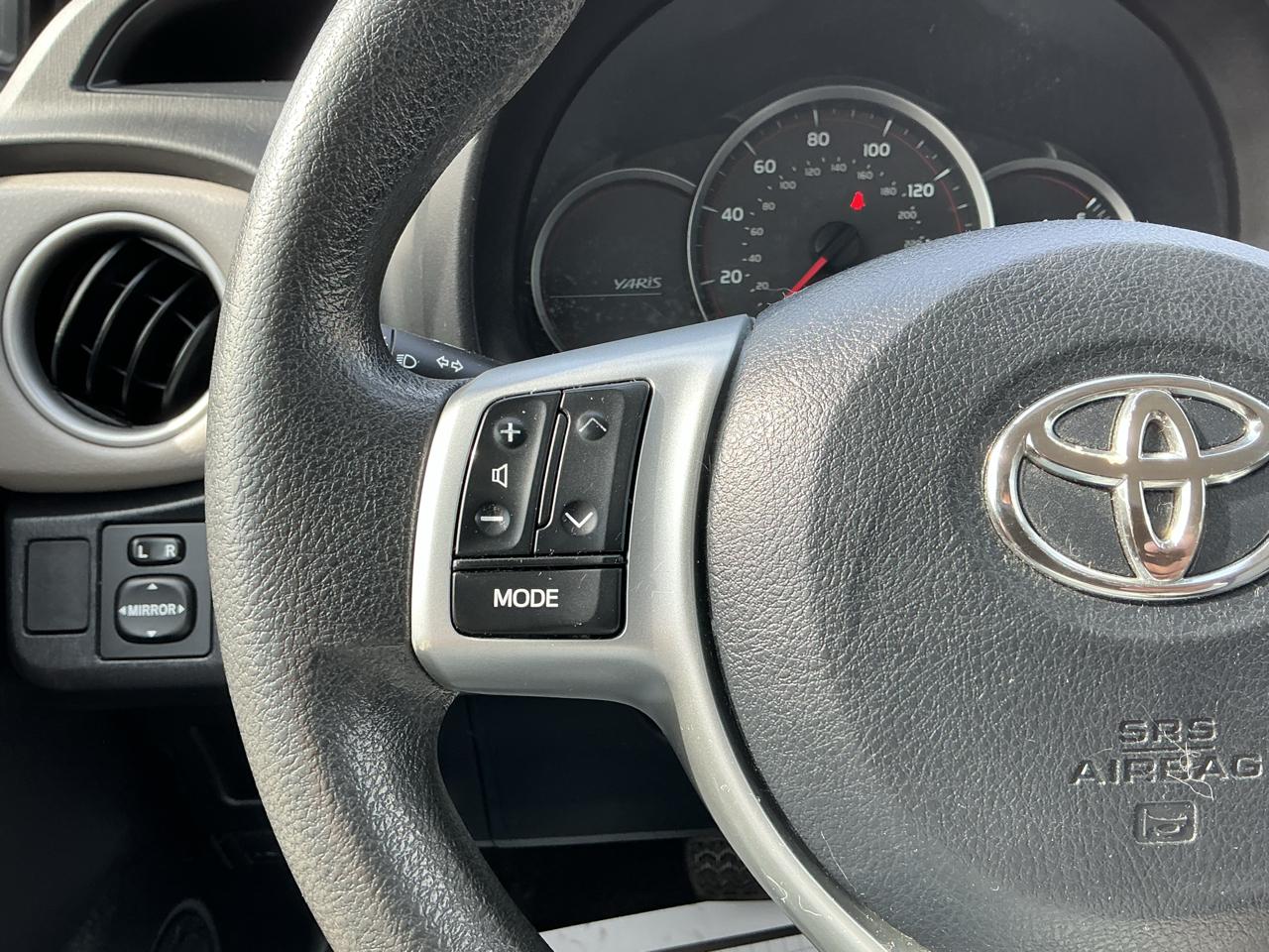 Toyota Yaris LE 5-Door AT 2013