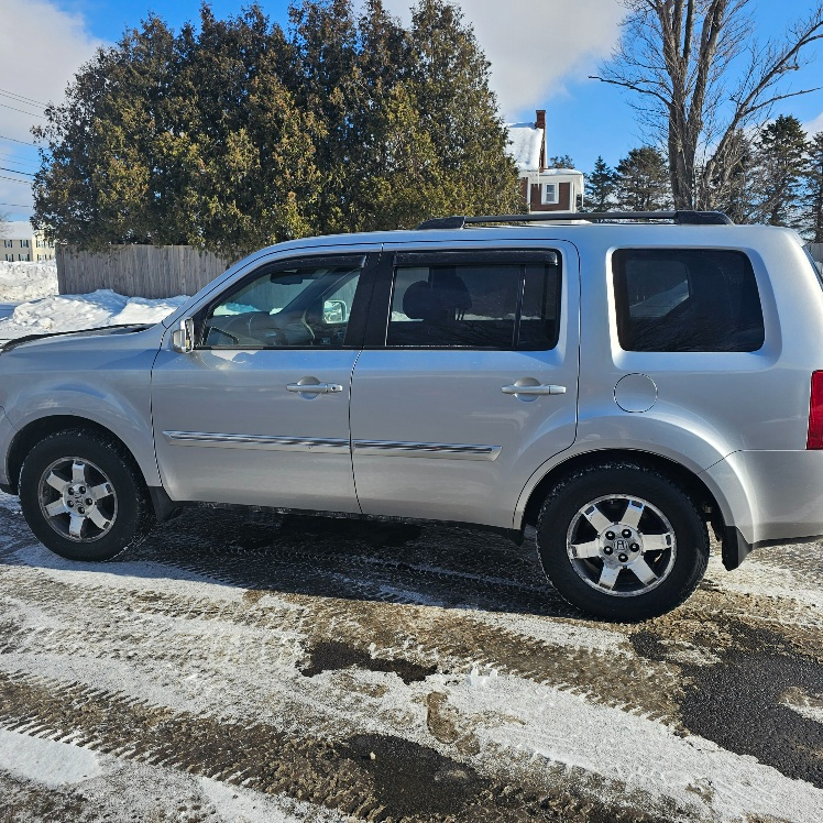 Honda Pilot Touring 4WD 5-Spd AT with DVD 2011