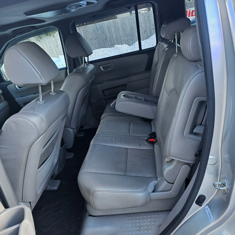 Honda Pilot Touring 4WD 5-Spd AT with DVD 2011