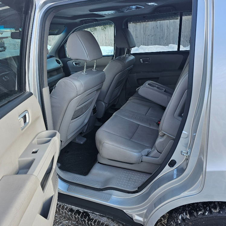 Honda Pilot Touring 4WD 5-Spd AT with DVD 2011