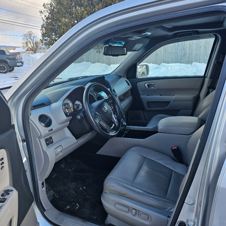 Honda Pilot Touring 4WD 5-Spd AT with DVD 2011