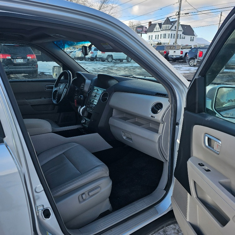 Honda Pilot Touring 4WD 5-Spd AT with DVD 2011