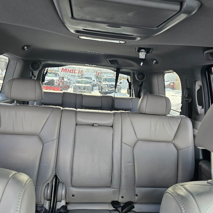 Honda Pilot Touring 4WD 5-Spd AT with DVD 2011