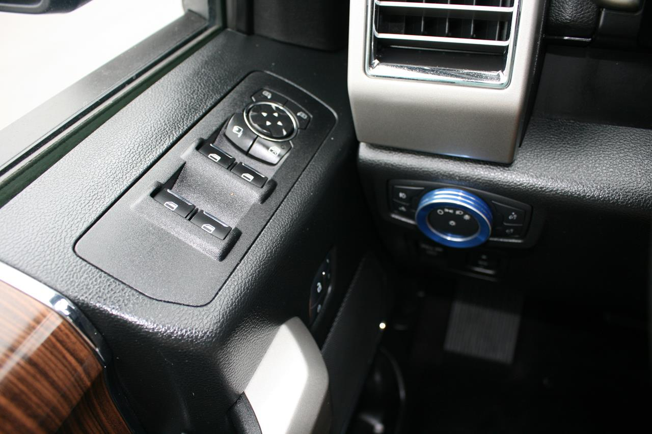 Ford F-150 2WD SuperCrew 145" Lariat 2015 Ford F-150 2WD SuperCrew 145" Lariat 2015
