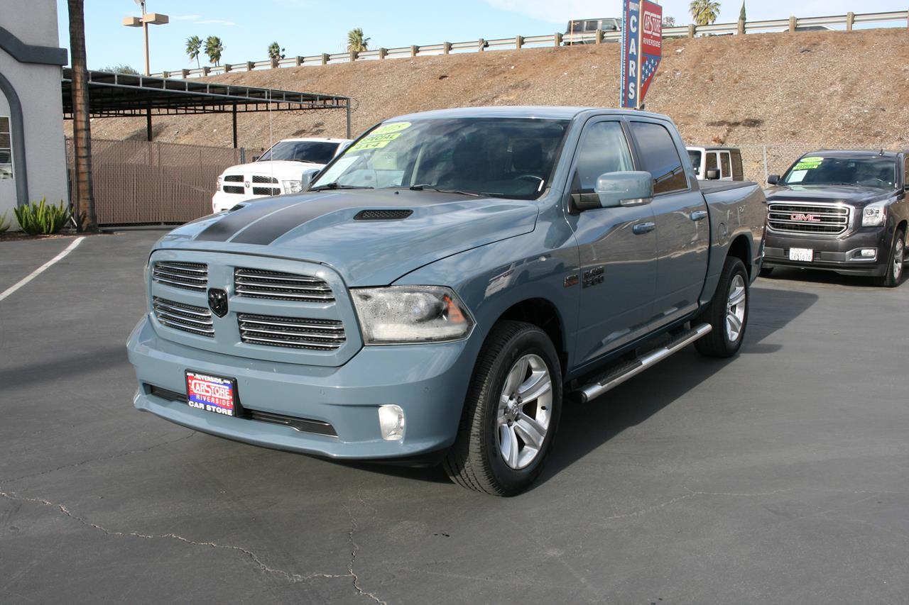 RAM 1500 4WD Crew Cab 140.5" Sport 2015