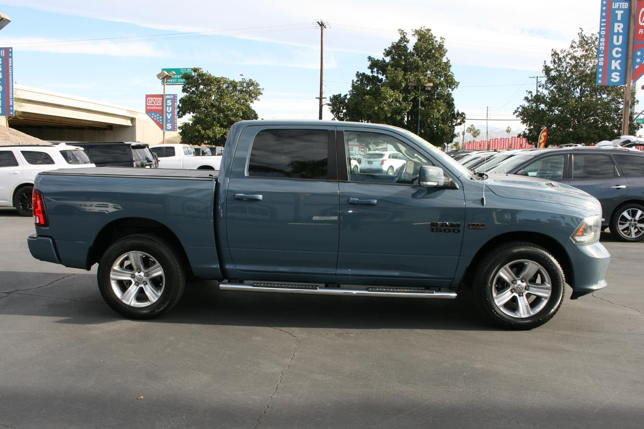 RAM 1500 4WD Crew Cab 140.5" Sport 2015