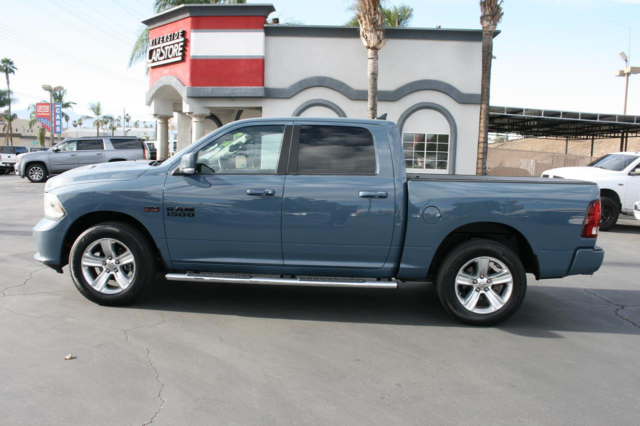 RAM 1500 4WD Crew Cab 140.5" Sport 2015