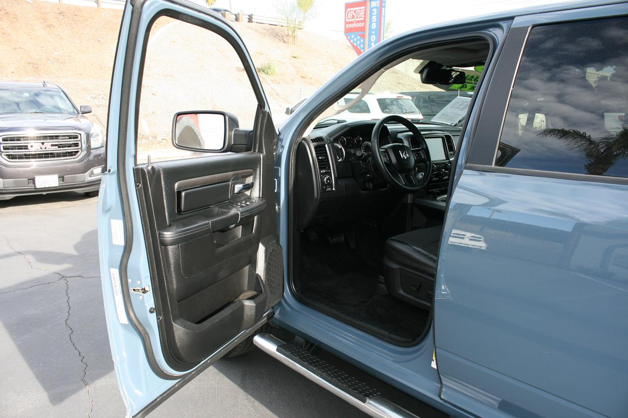 RAM 1500 4WD Crew Cab 140.5" Sport 2015