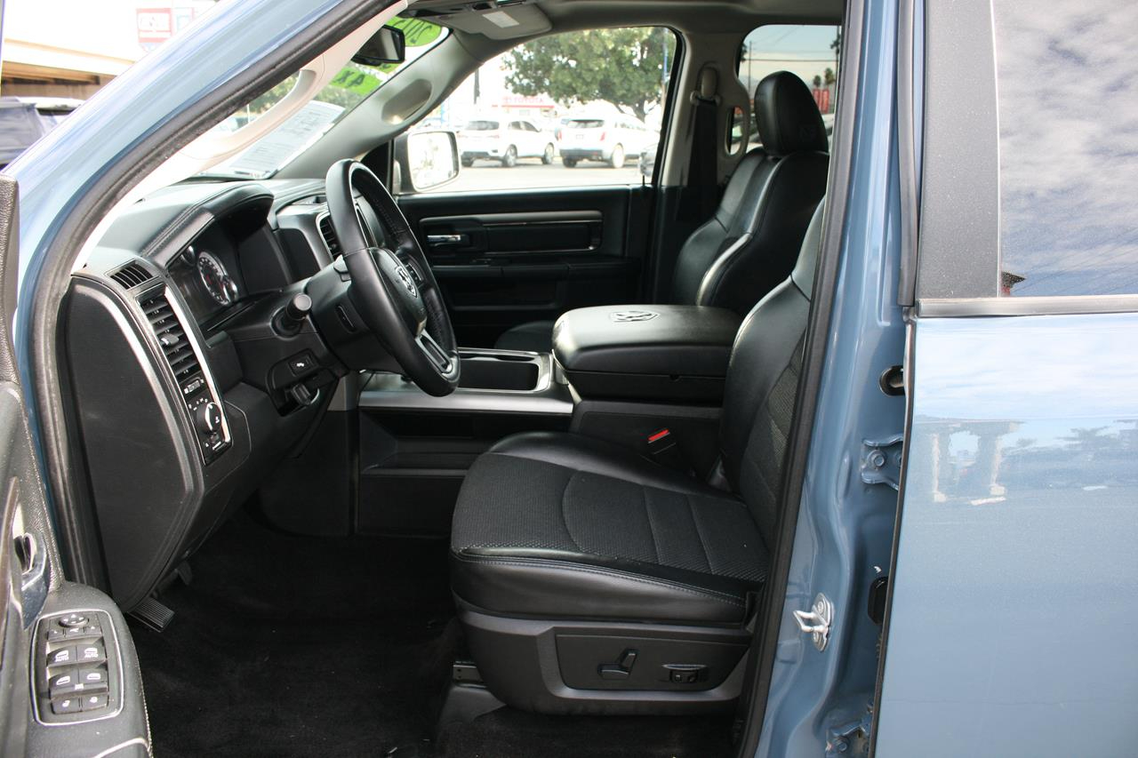 RAM 1500 4WD Crew Cab 140.5" Sport 2015