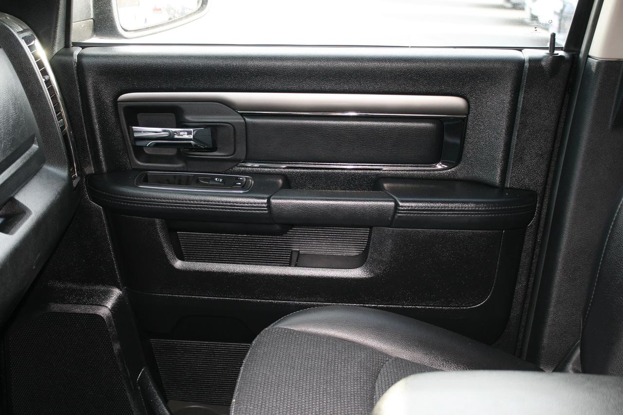 RAM 1500 4WD Crew Cab 140.5" Sport 2015