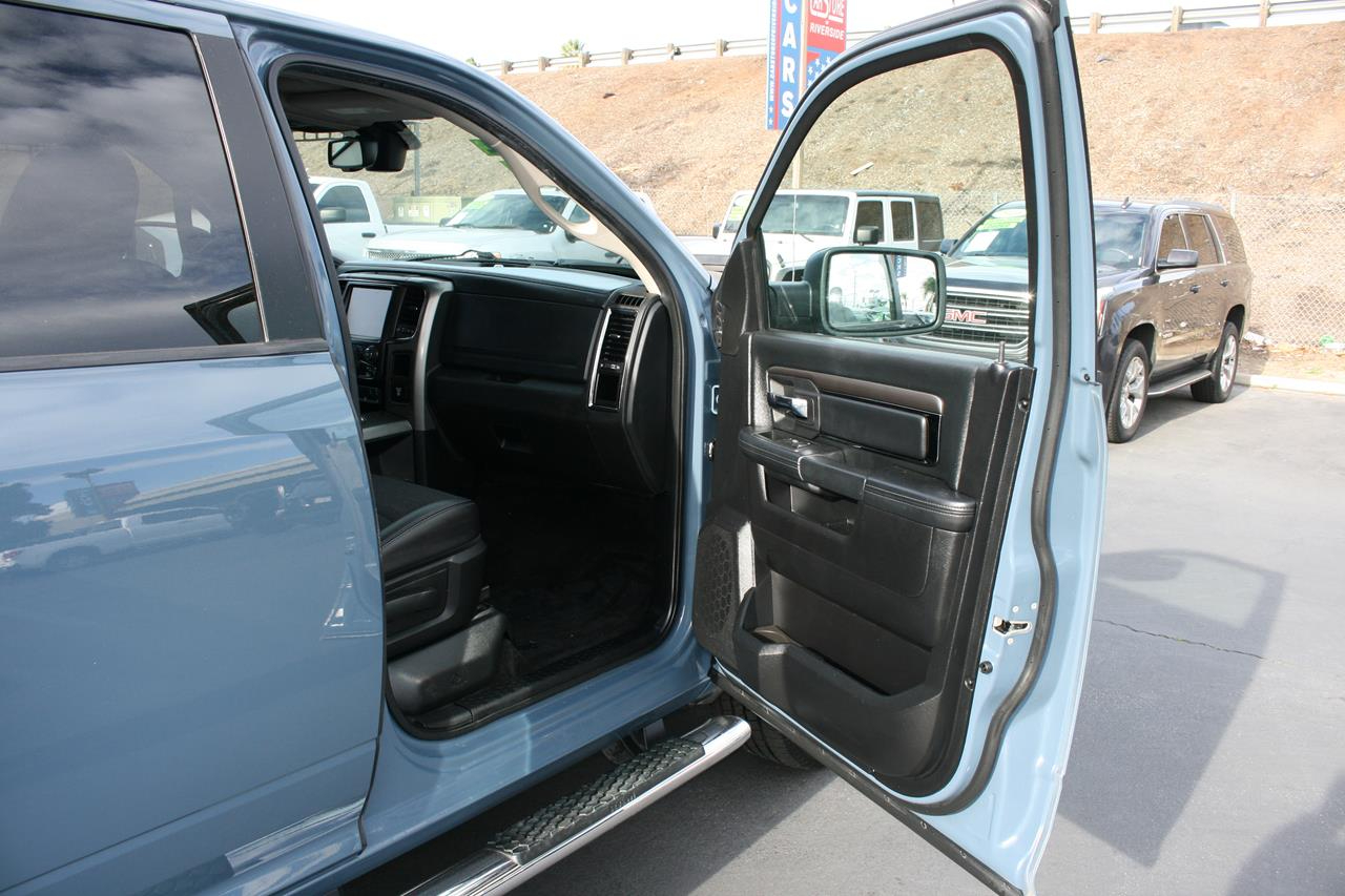 RAM 1500 4WD Crew Cab 140.5" Sport 2015