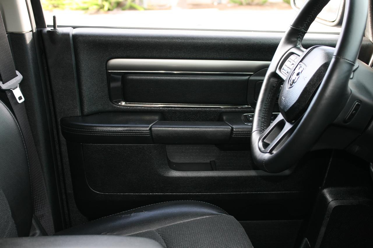 RAM 1500 4WD Crew Cab 140.5" Sport 2015