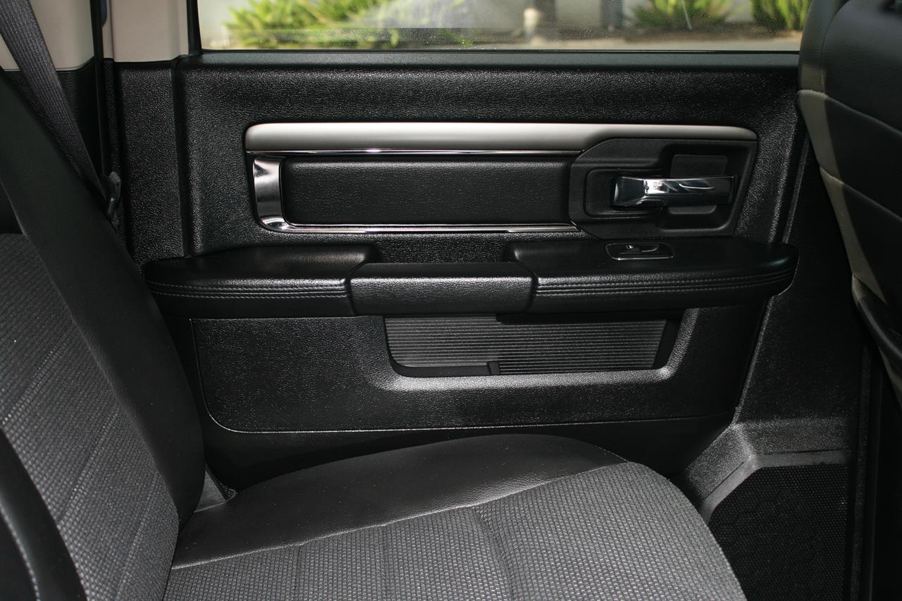 RAM 1500 4WD Crew Cab 140.5" Sport 2015