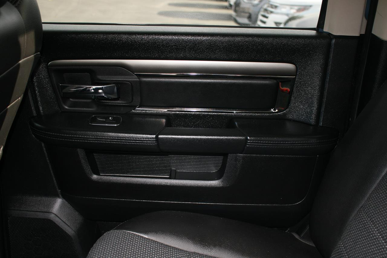 RAM 1500 4WD Crew Cab 140.5" Sport 2015