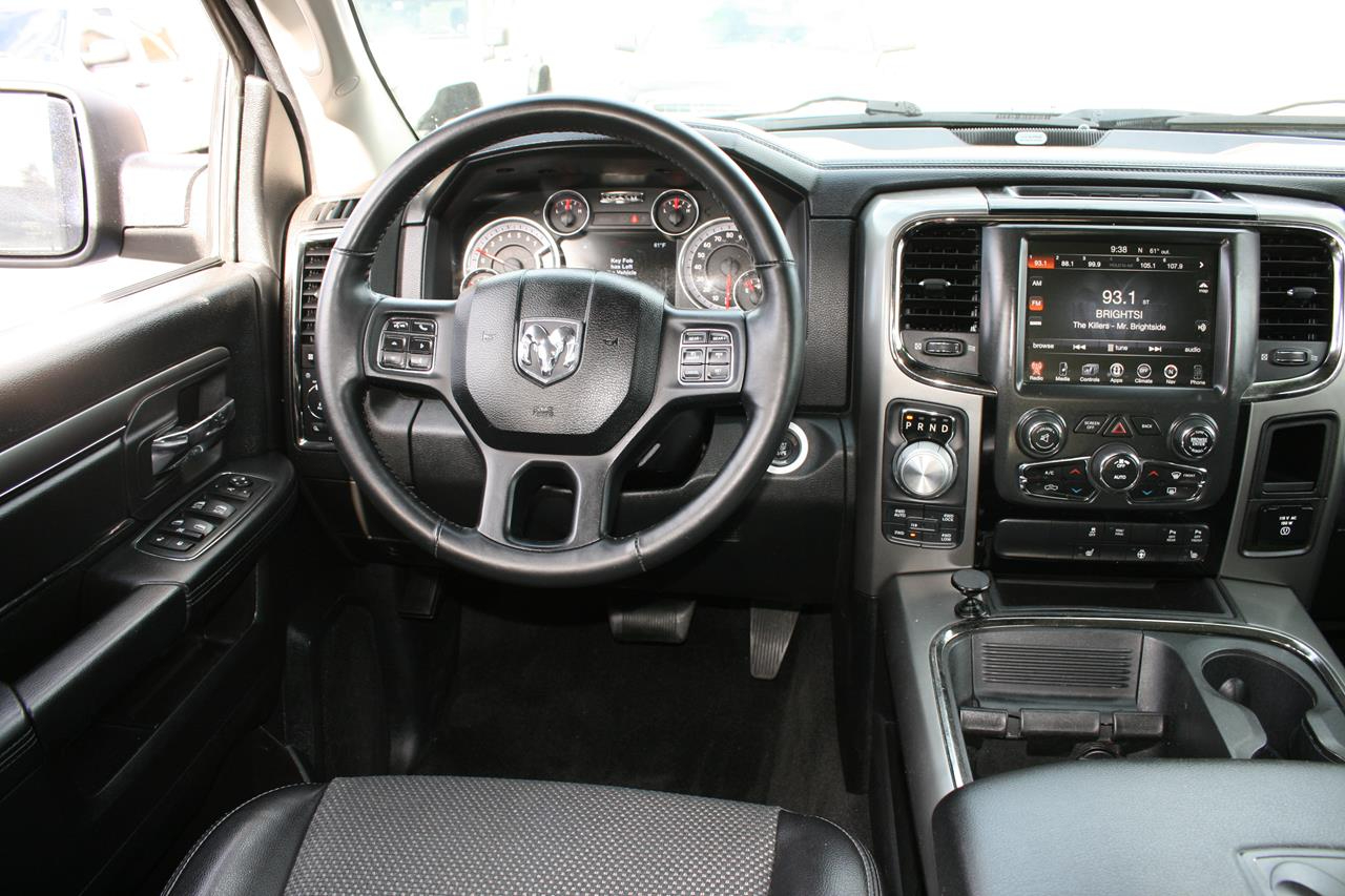 RAM 1500 4WD Crew Cab 140.5" Sport 2015