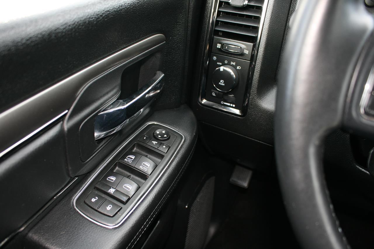 RAM 1500 4WD Crew Cab 140.5" Sport 2015