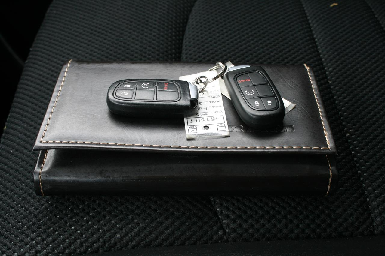 RAM 1500 4WD Crew Cab 140.5" Sport 2015