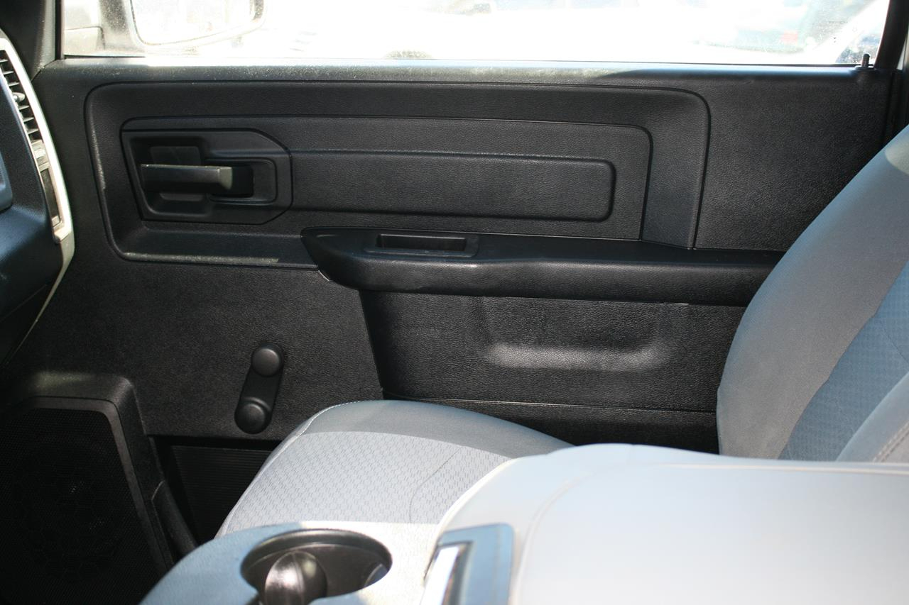 RAM 1500 Express 4x2 Reg Cab 6'4" Box 2018