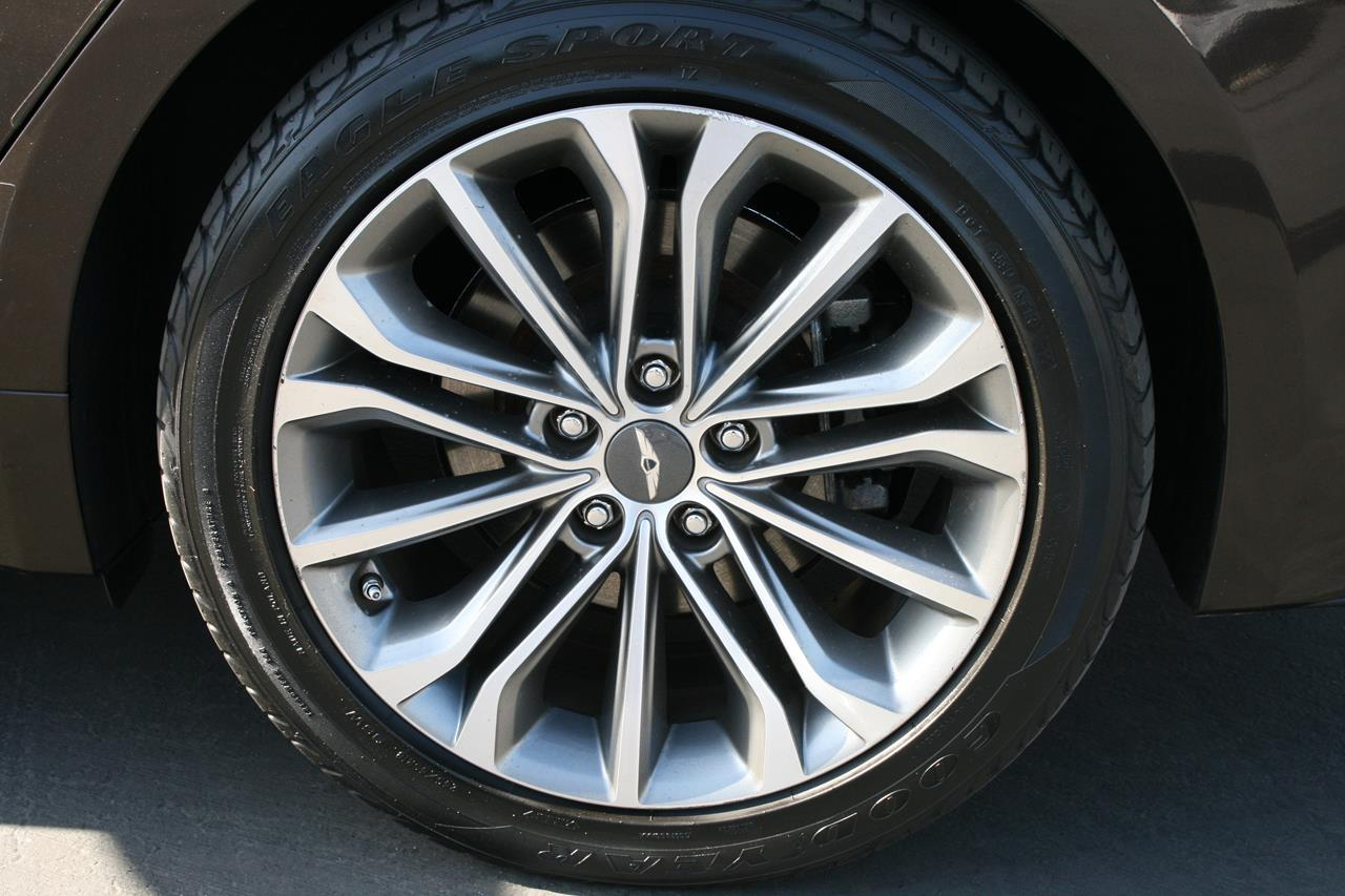 Hyundai Genesis 4dr Sdn V6 3.8L RWD 2015