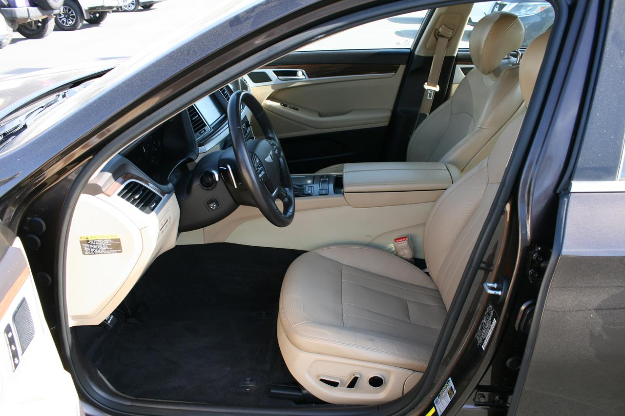 Hyundai Genesis 4dr Sdn V6 3.8L RWD 2015