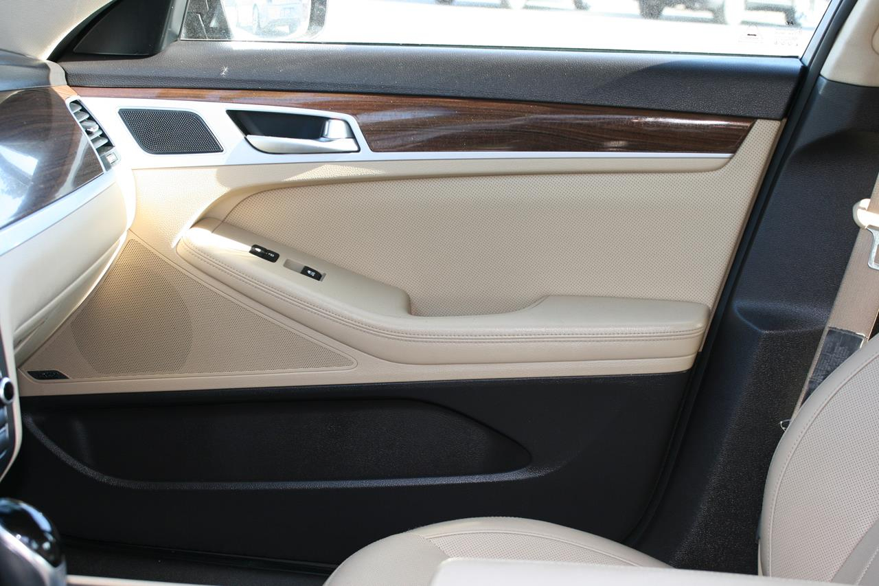 Hyundai Genesis 4dr Sdn V6 3.8L RWD 2015