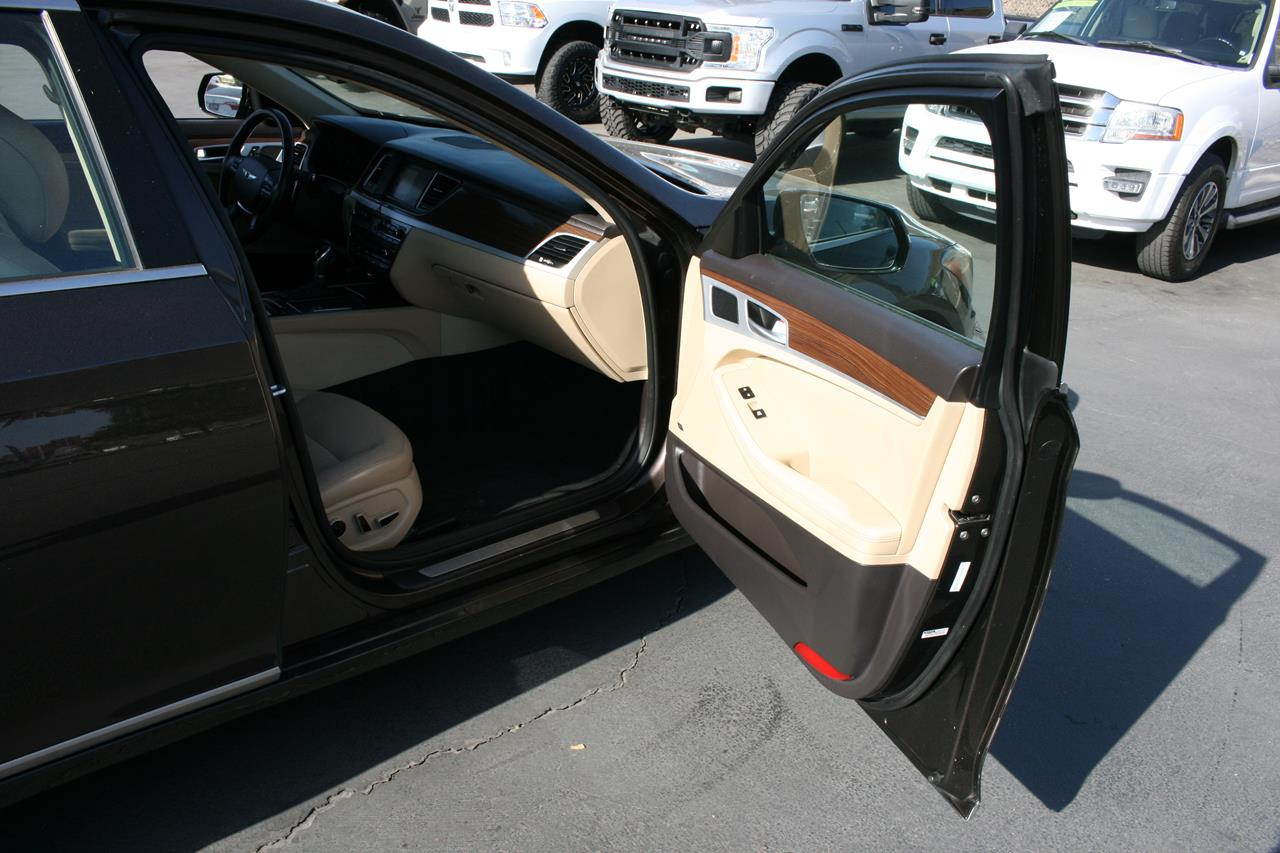 Hyundai Genesis 4dr Sdn V6 3.8L RWD 2015