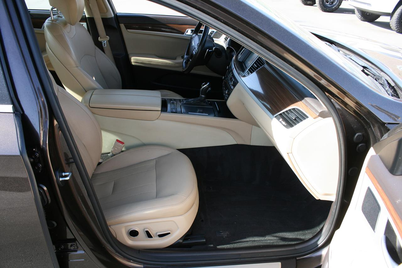 Hyundai Genesis 4dr Sdn V6 3.8L RWD 2015