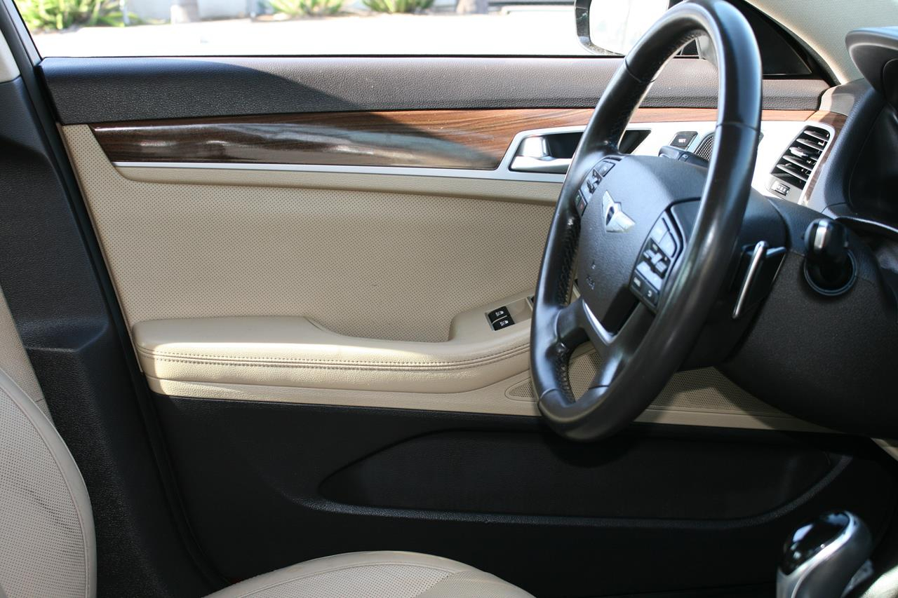 Hyundai Genesis 4dr Sdn V6 3.8L RWD 2015