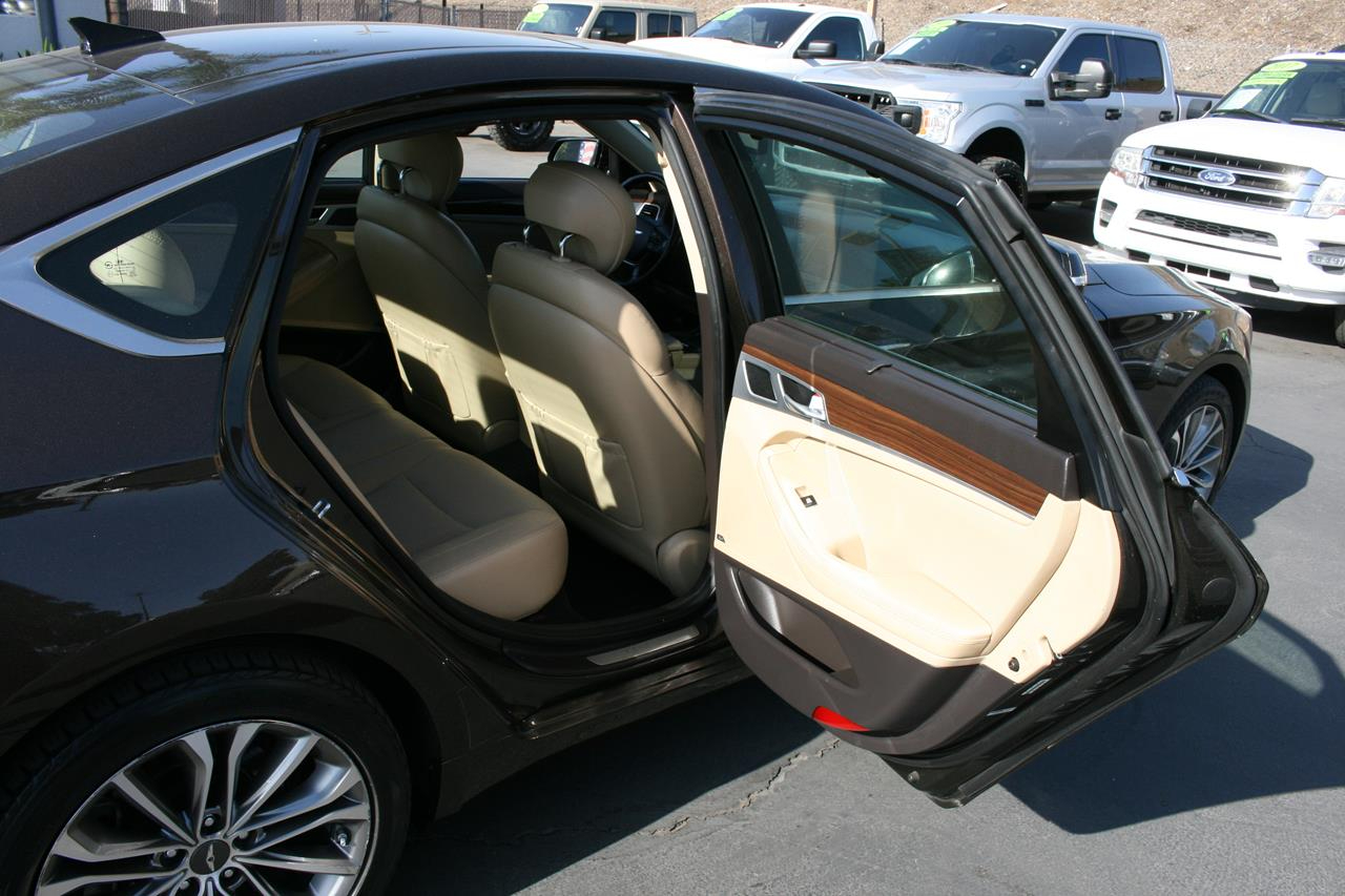 Hyundai Genesis 4dr Sdn V6 3.8L RWD 2015