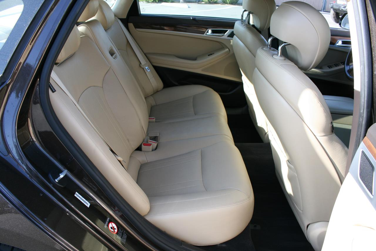 Hyundai Genesis 4dr Sdn V6 3.8L RWD 2015