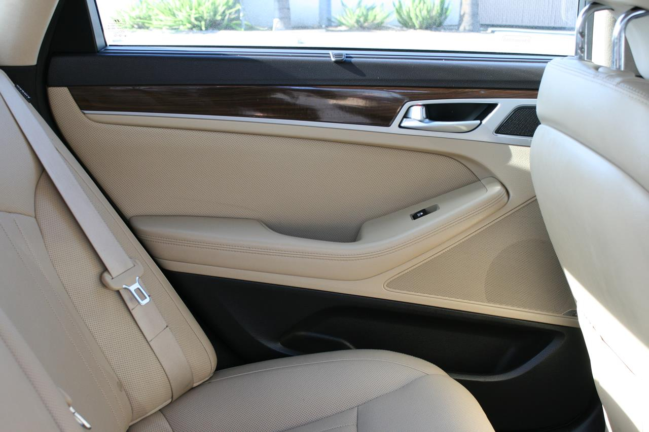 Hyundai Genesis 4dr Sdn V6 3.8L RWD 2015