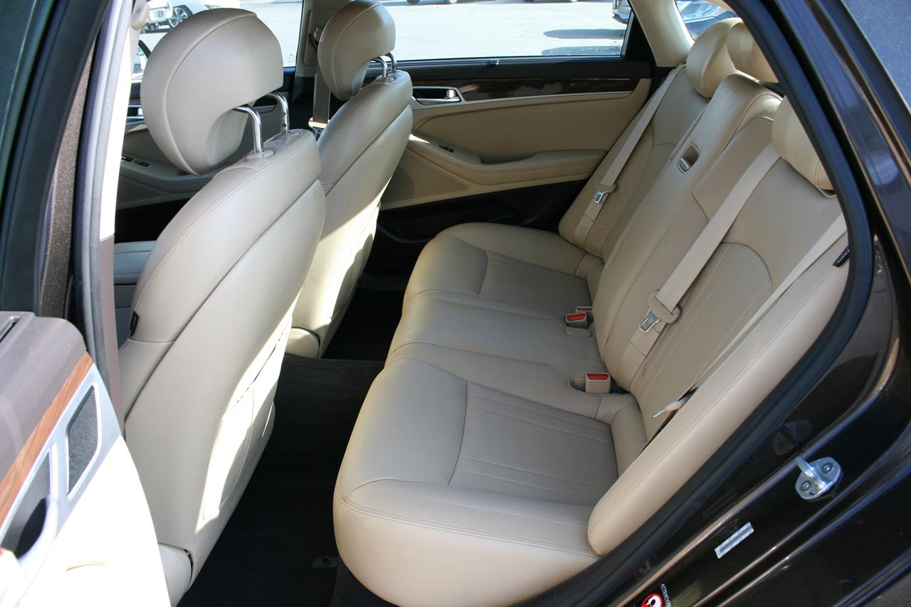 Hyundai Genesis 4dr Sdn V6 3.8L RWD 2015