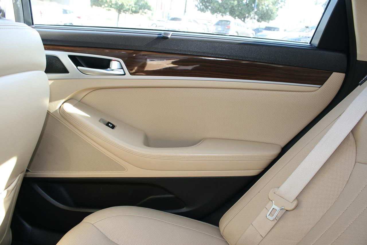 Hyundai Genesis 4dr Sdn V6 3.8L RWD 2015