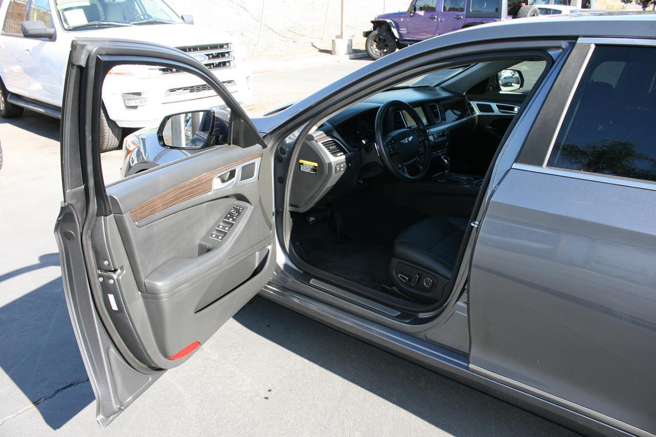 Hyundai Genesis 4dr Sdn V6 3.8L RWD 2015