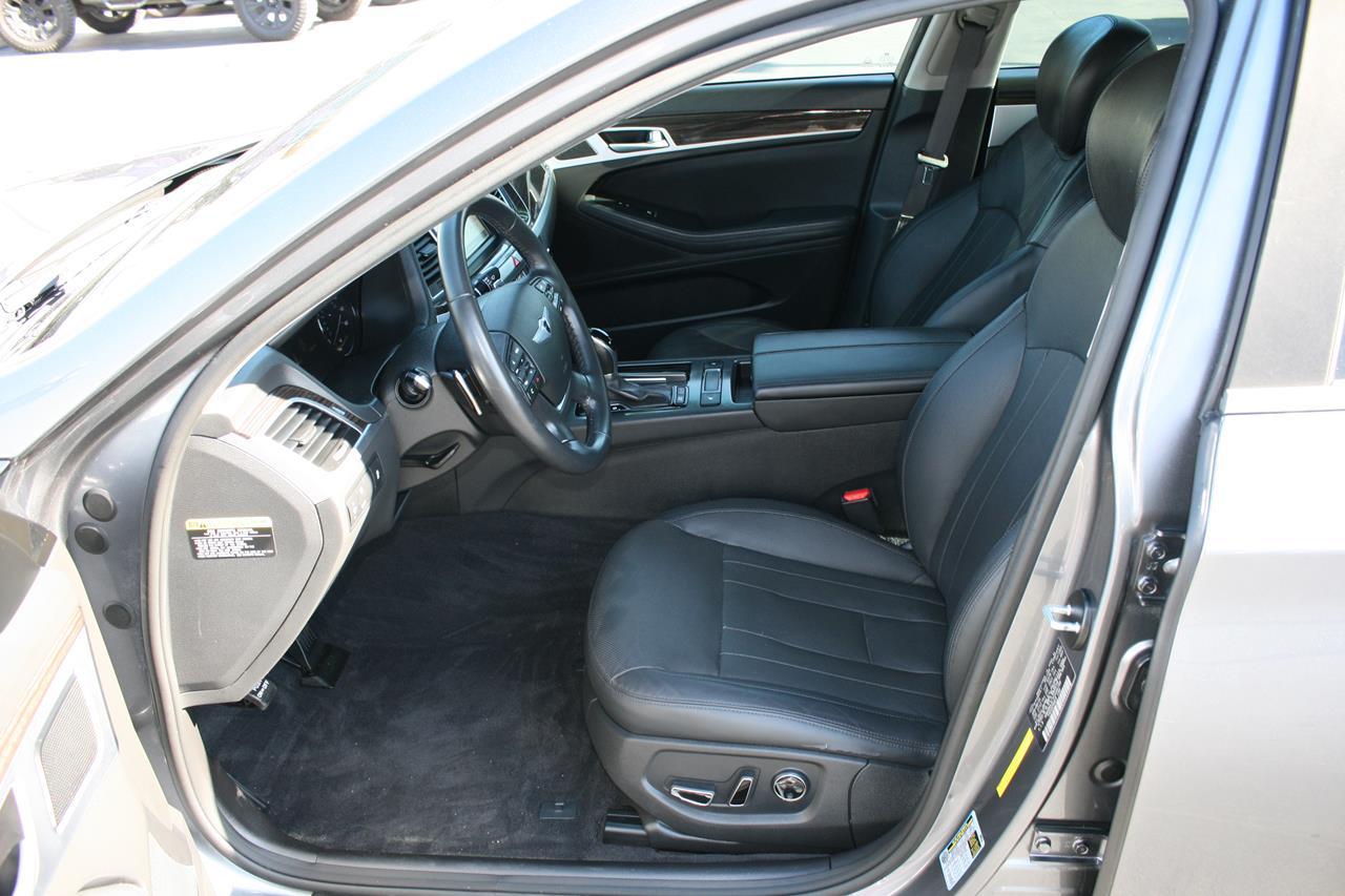 Hyundai Genesis 4dr Sdn V6 3.8L RWD 2015