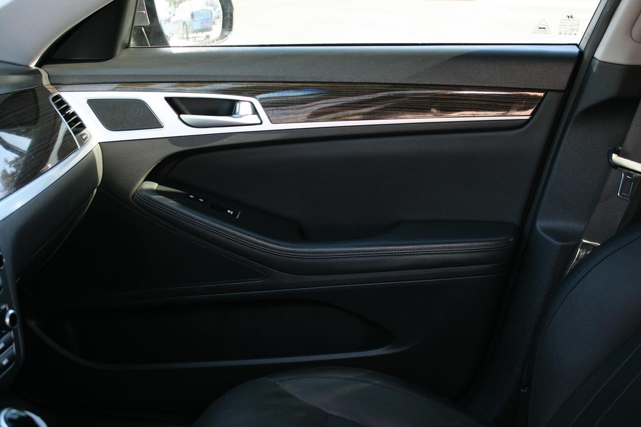 Hyundai Genesis 4dr Sdn V6 3.8L RWD 2015