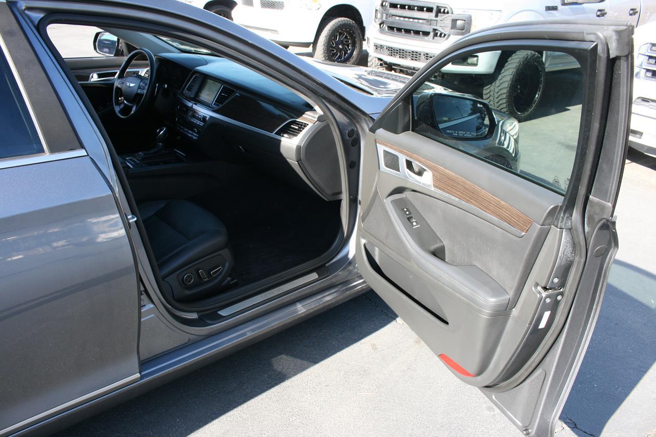 Hyundai Genesis 4dr Sdn V6 3.8L RWD 2015