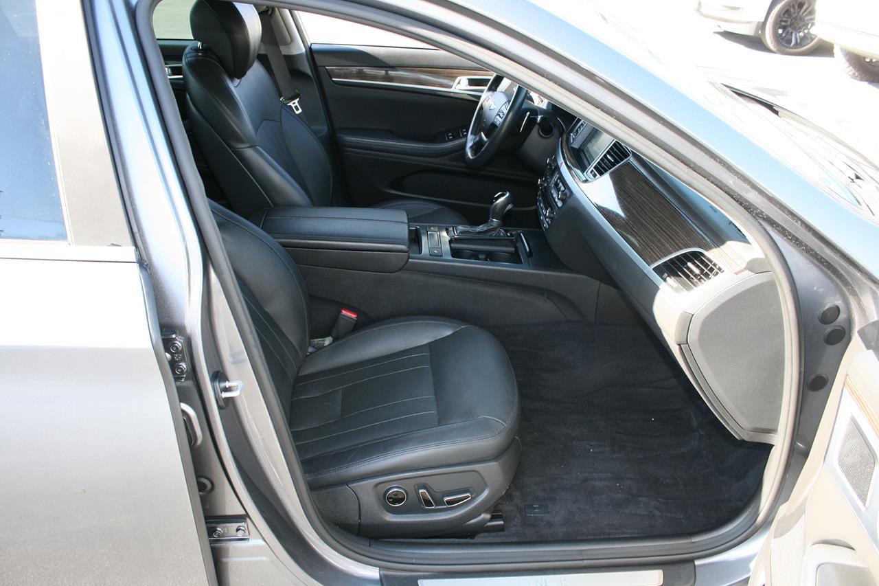 Hyundai Genesis 4dr Sdn V6 3.8L RWD 2015