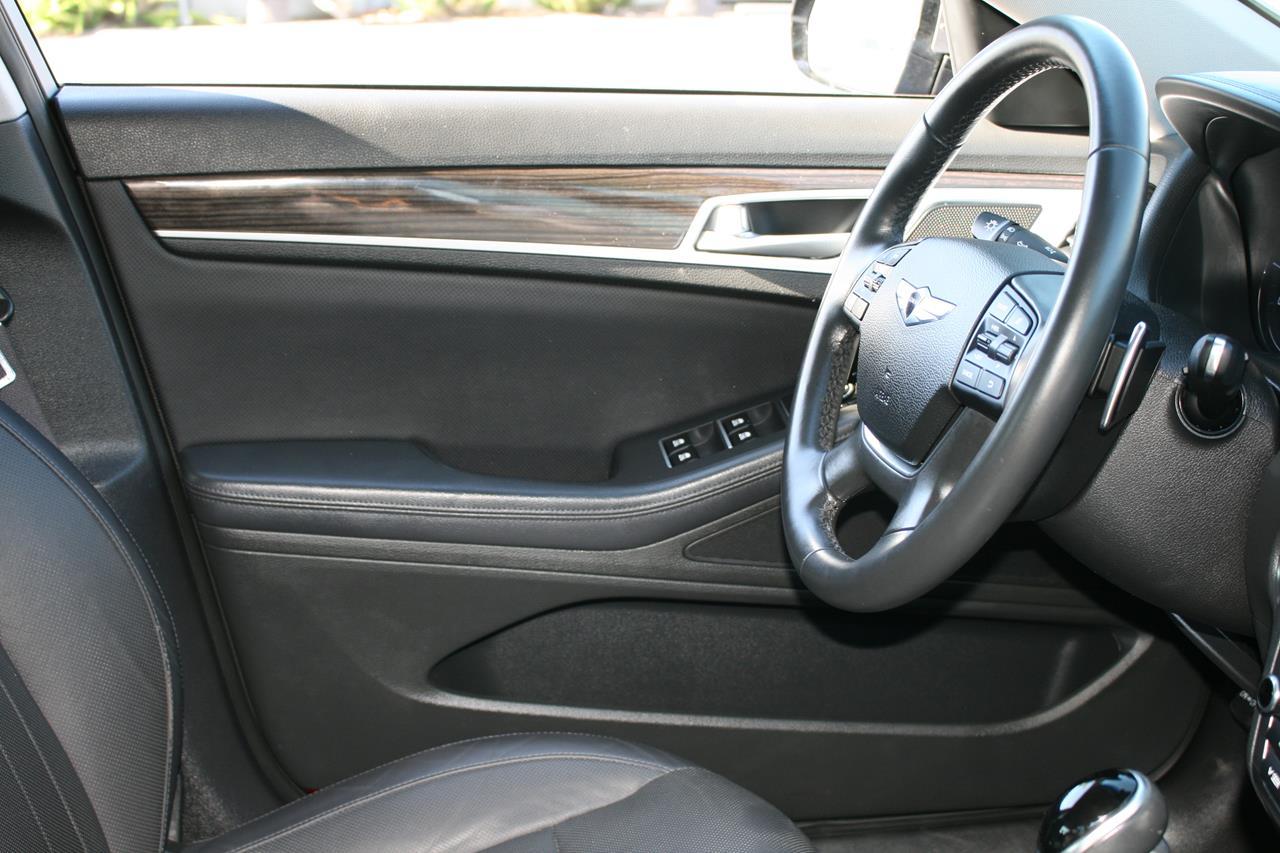 Hyundai Genesis 4dr Sdn V6 3.8L RWD 2015