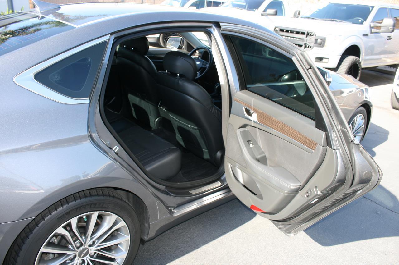 Hyundai Genesis 4dr Sdn V6 3.8L RWD 2015