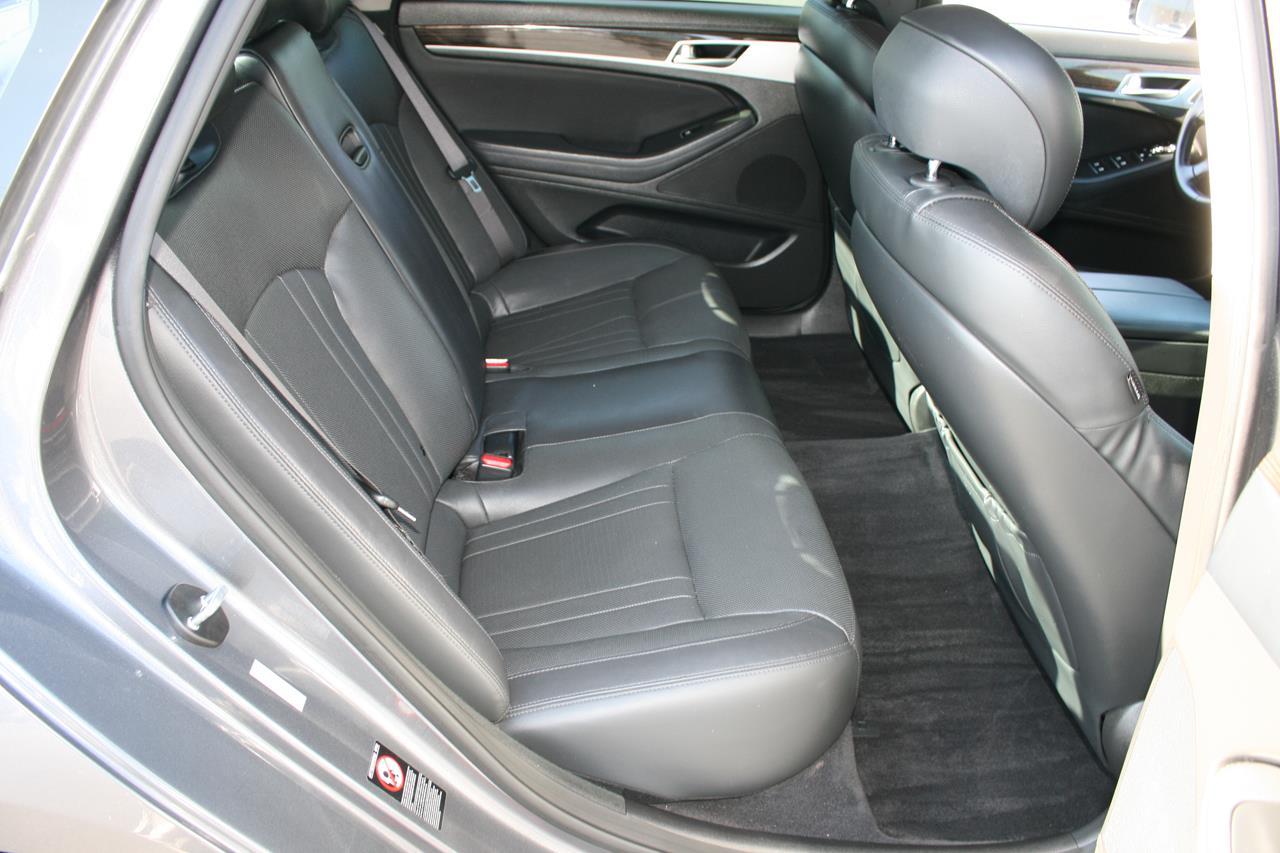 Hyundai Genesis 4dr Sdn V6 3.8L RWD 2015