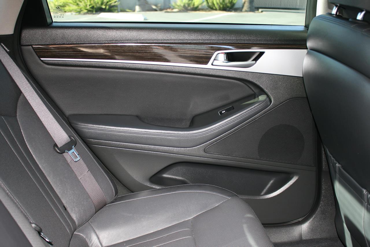 Hyundai Genesis 4dr Sdn V6 3.8L RWD 2015