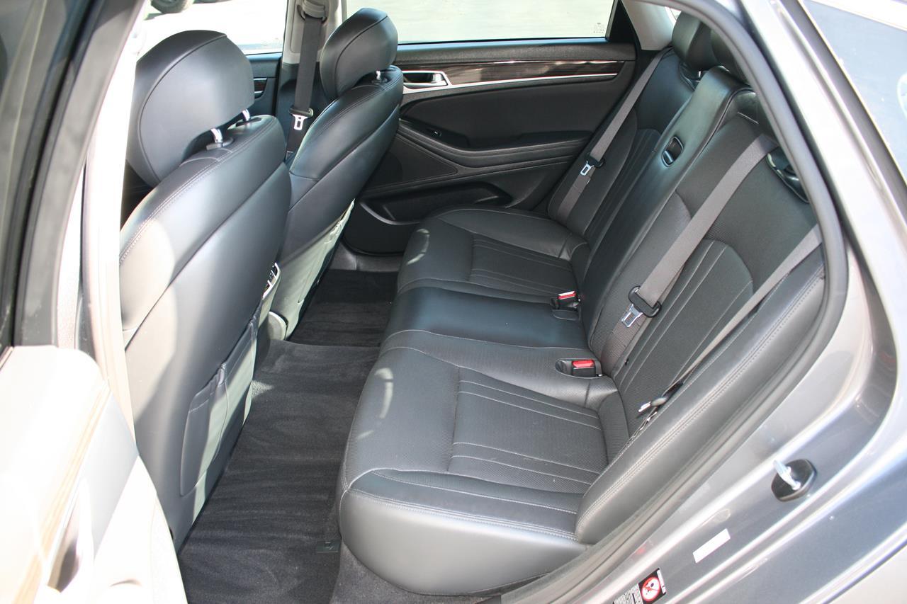 Hyundai Genesis 4dr Sdn V6 3.8L RWD 2015