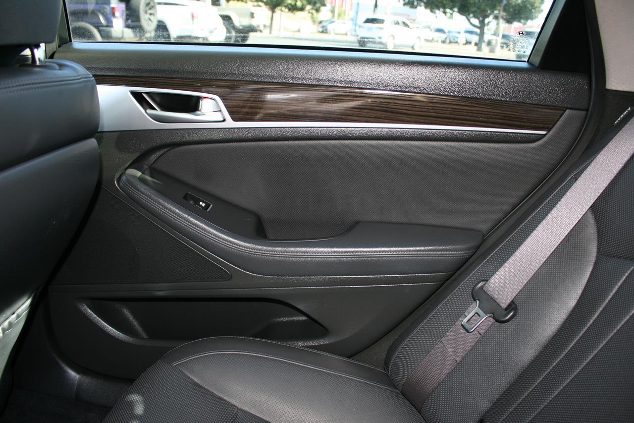 Hyundai Genesis 4dr Sdn V6 3.8L RWD 2015