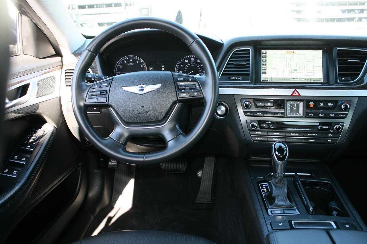 Hyundai Genesis 4dr Sdn V6 3.8L RWD 2015