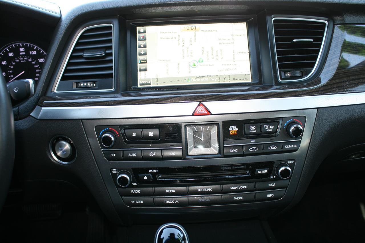 Hyundai Genesis 4dr Sdn V6 3.8L RWD 2015