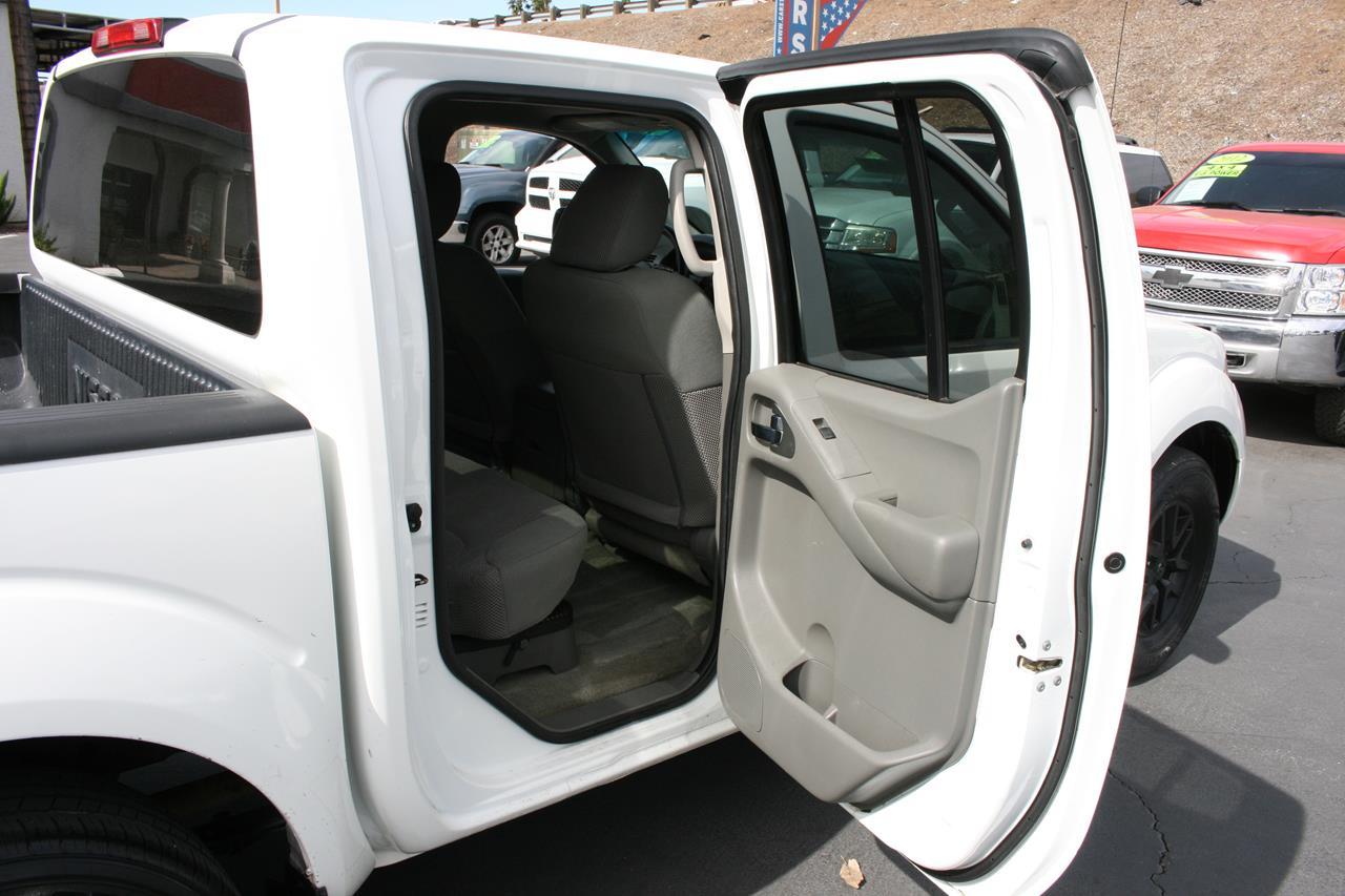 Nissan Frontier 2WD Crew Cab SWB Auto SV 2016