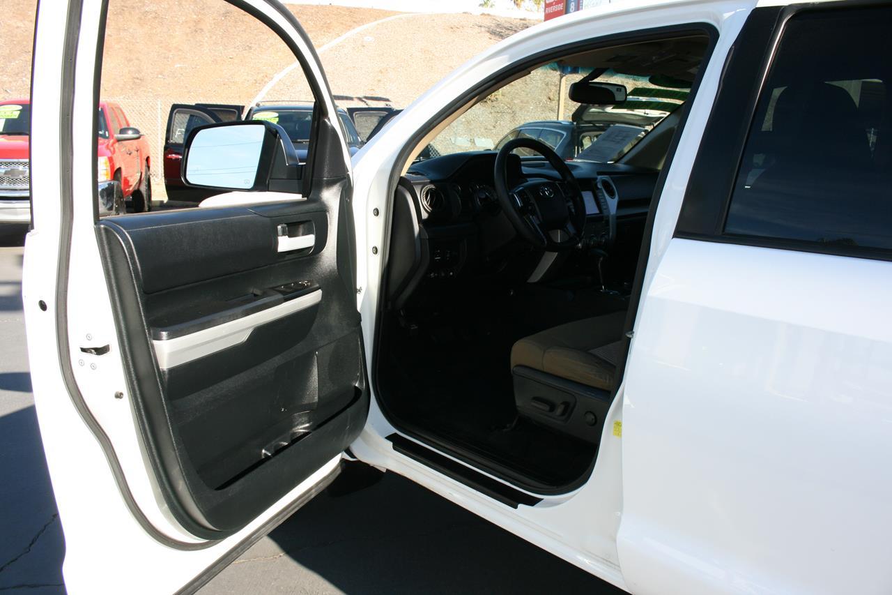 Toyota Tundra 2WD SR5 CrewMax 5.5' Bed 5.7L FFV (Natl) 2017